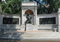 Memorial de Samuel Hahnemann, em Washington, D.C., nos Estados Unidos, com estátua central e relevos em pedra cercados por árvores.