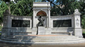 Memorial de Samuel Hahnemann, em Washington, D.C., nos Estados Unidos, com estátua central e relevos em pedra cercados por árvores.