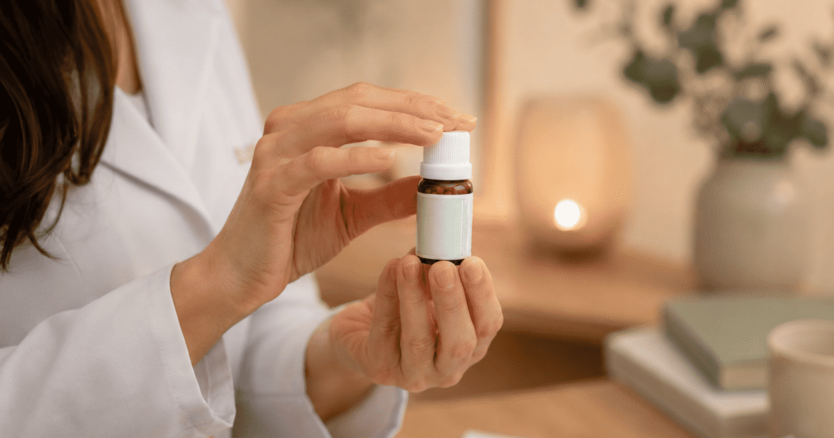Médica segura frasco de medicamento homeopático em ambiente acolhedor