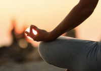 pessoas meditando