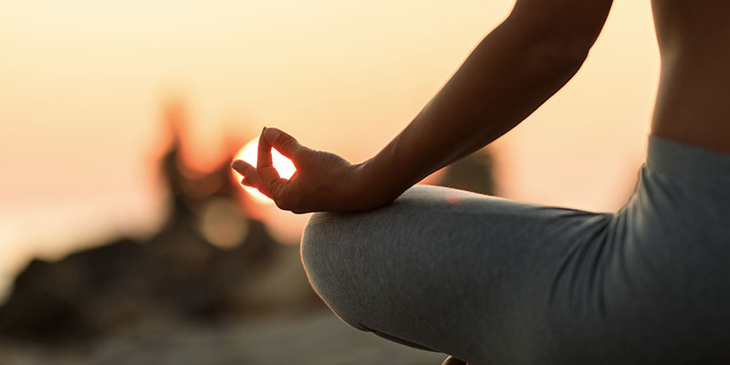 pessoas meditando
